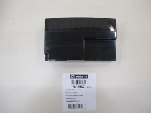 Schwarze Anschlussbox von Remeha auf weißem Untergrund. Sichtbar sind Produktbezeichnungen und Barcodes auf einem etikettierten Papier.
